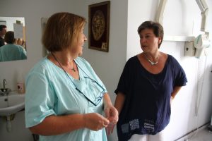 Quin und eine Zahnärztin der Klinik